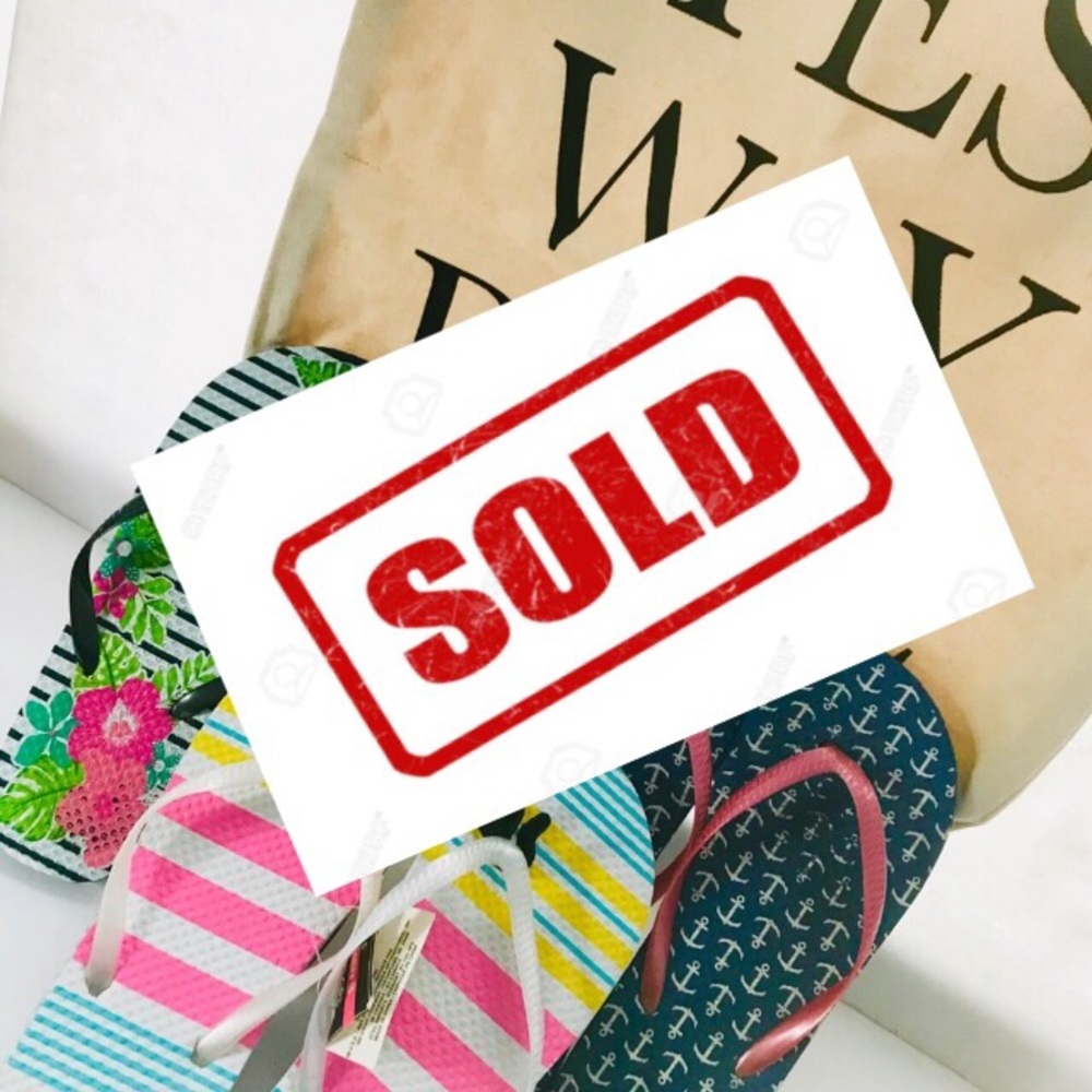📍SOLD📍3 Slippers and a tote 🏖